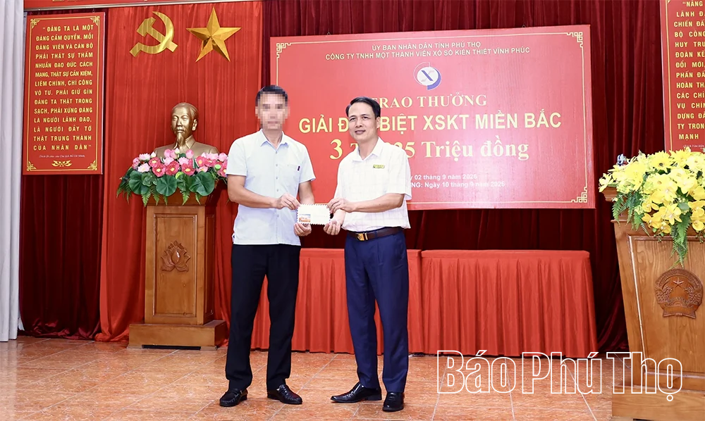 Trao thưởng 3,225 tỷ đồng cho khách hàng trúng xổ số miền Bắc&nbsp;