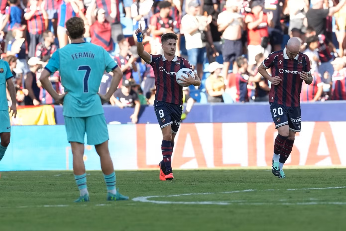 Yamal tỏa sáng, Barca thắng nghẹt thở Levante