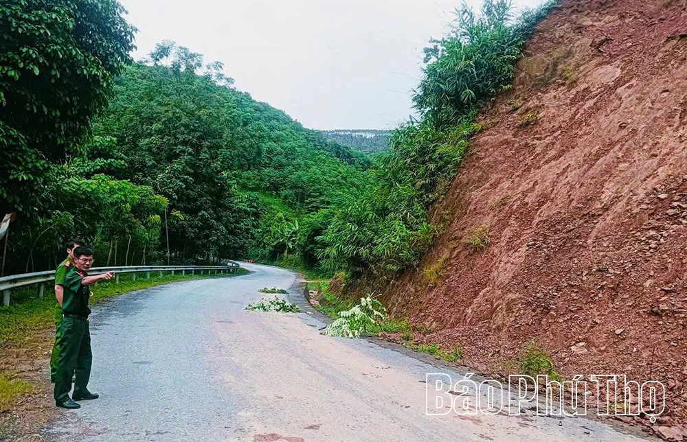 Sạt lở trên đường tỉnh 316E