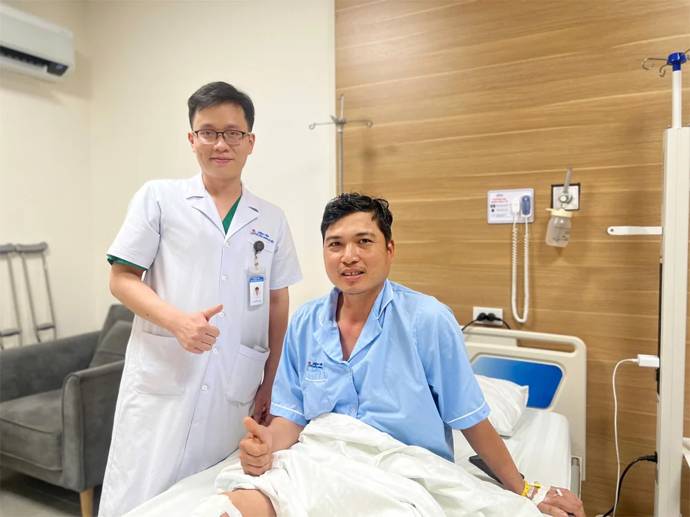 Gãy hở độ II hai xương cẳng chân, đóng đinh kín - 3 ngày sau phẫu thuật đã tập đi tại Lạc Việt