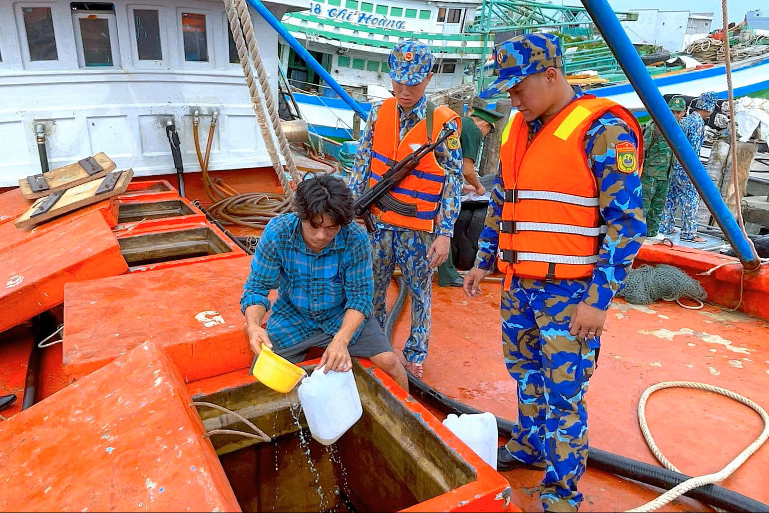 Phát hiện hơn 40.000 lít dầu không rõ nguồn gốc trên biển Cà Mau