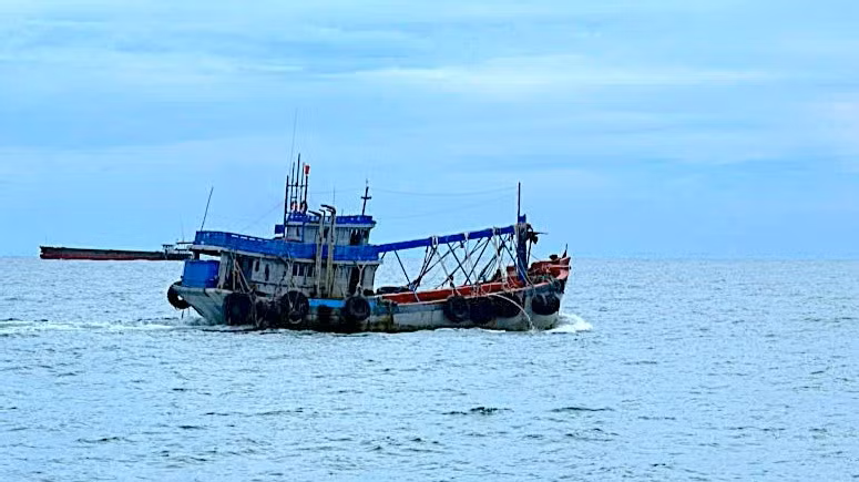 Phát hiện hơn 40.000 lít dầu không rõ nguồn gốc trên biển Cà Mau
