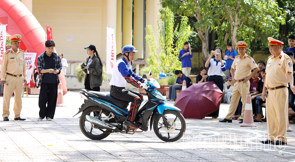 Tuyên truyền pháp luật, hướng dẫn kỹ năng lái xe an toàn cho 400 học sinh