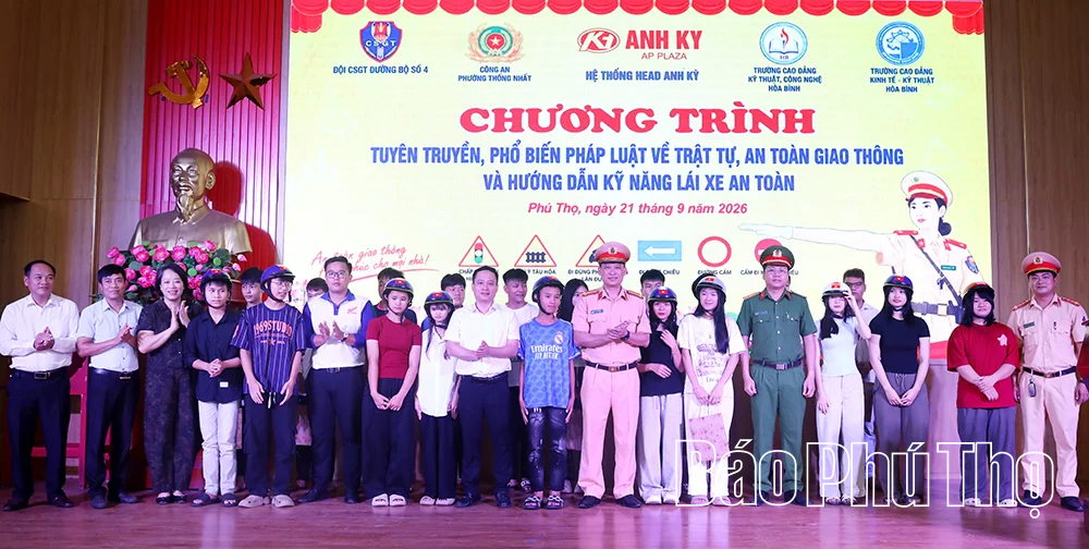 Tuyên truyền pháp luật, hướng dẫn kỹ năng lái xe an toàn cho 400 học sinh