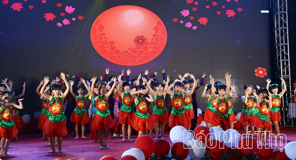 Thổ Tang tổ chức “Đêm hội Trăng rằm tuổi thơ”, trao 57 suất quà tặng thiếu nhi có hoàn cảnh khó khăn