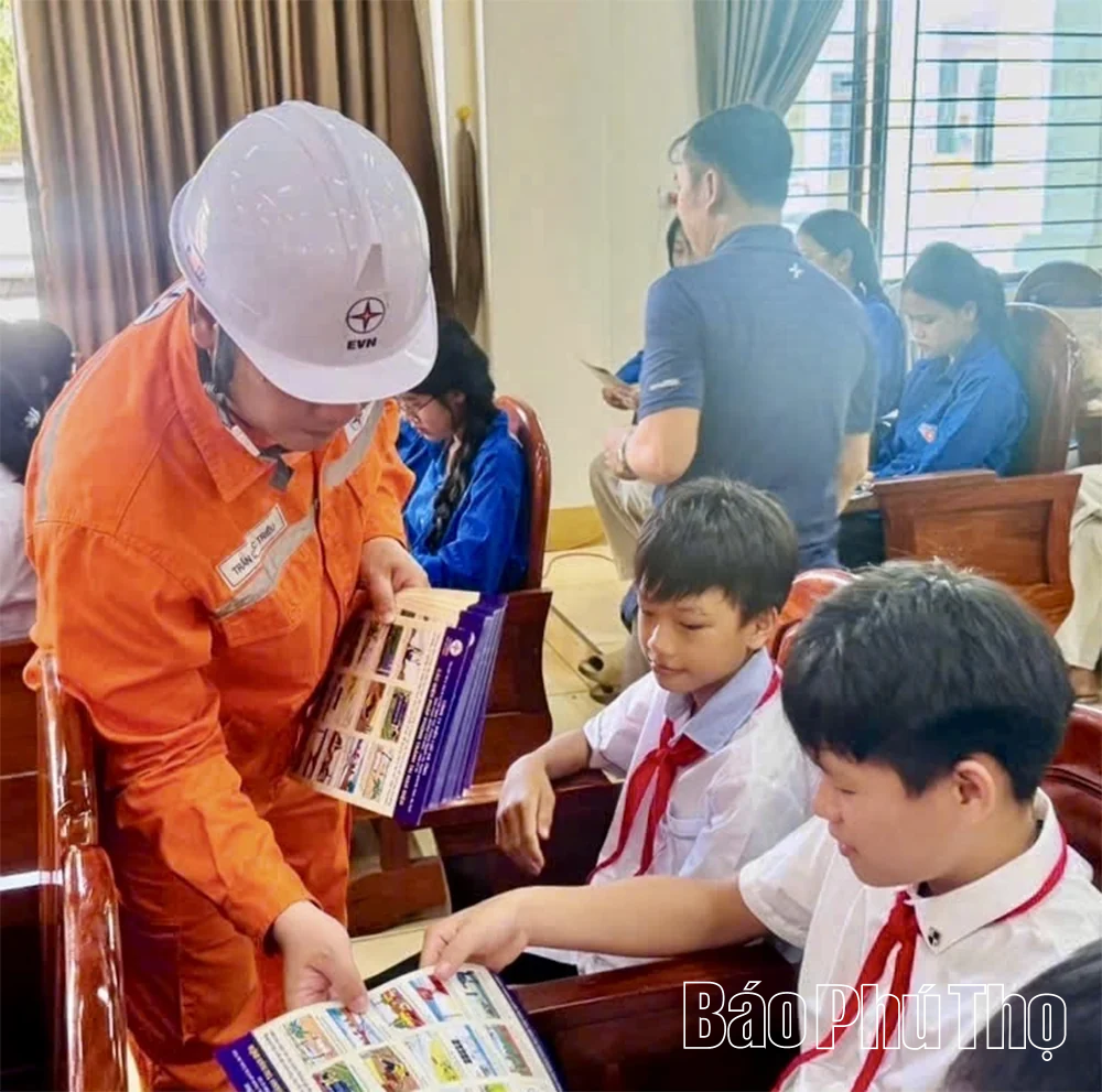 Điện lực Thanh Sơn trang bị kiến thức, kỹ năng an toàn điện cho học sinh
