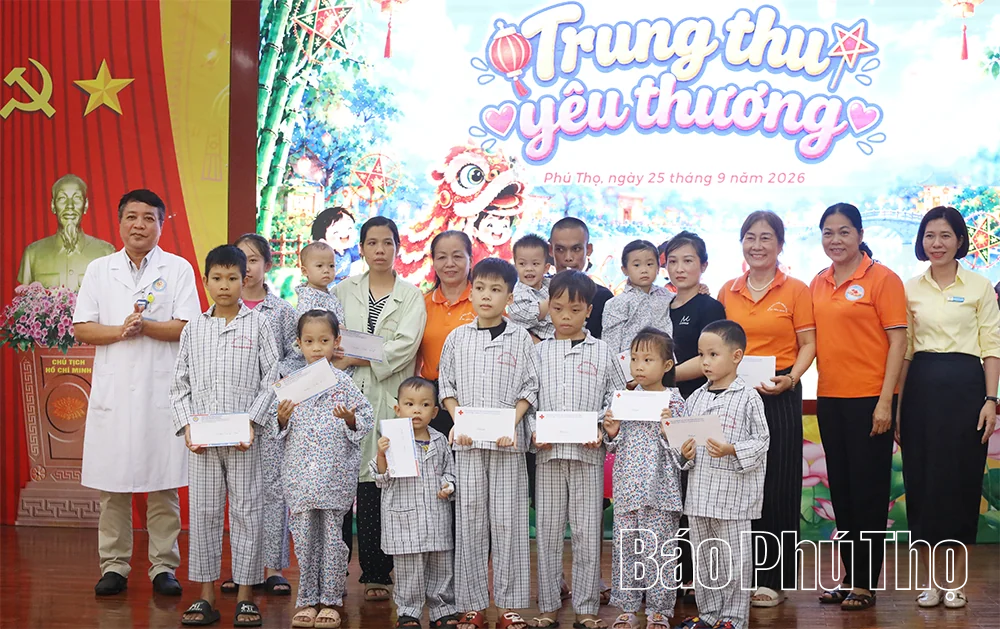 Tặng 100 suất quà Trung thu cho bệnh nhi đang điều trị tại Bệnh viện Đa khoa Hòa Bình
