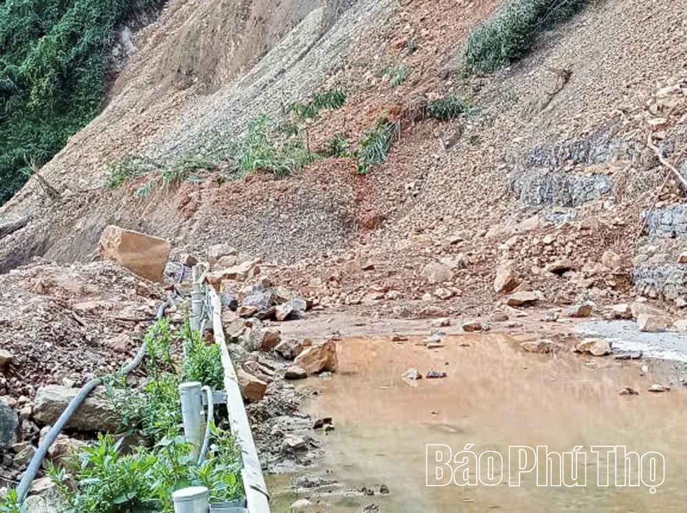 Hơn 1.000 m<sup>3</sup> đất, đá sạt lở xuống tỉnh lộ 433, gần 300 hộ dân thôn Mường Tuổng vẫn bị cô lập