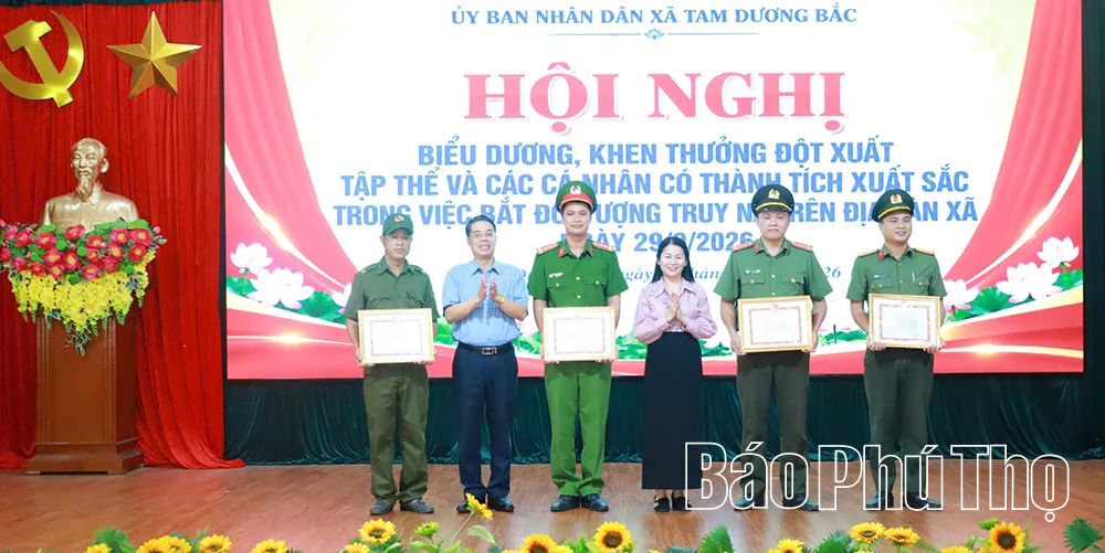 Khen thưởng đột xuất tập thể, cá nhân bắt giữ đối tượng truy nã