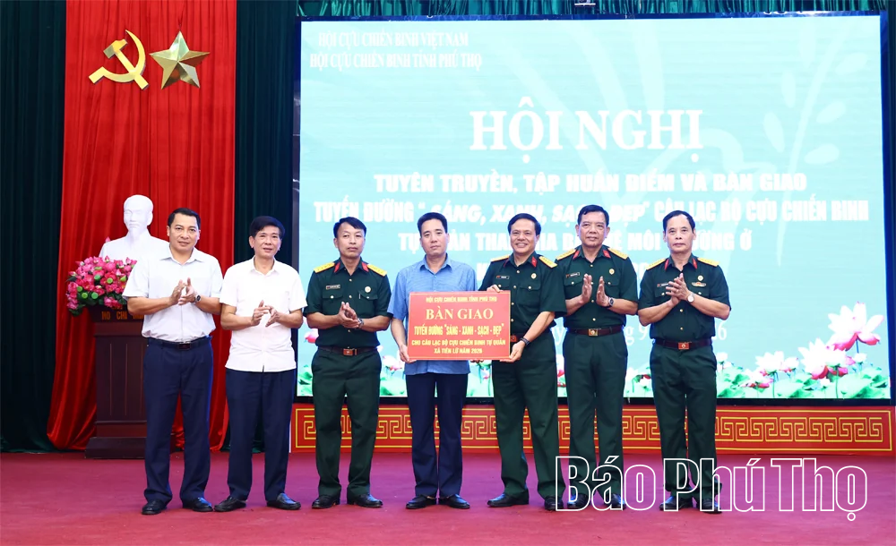 Tập huấn điểm về bảo vệ môi trường và bàn giao tuyến đường “Sáng - xanh - sạch - đẹp”