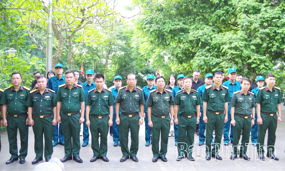Đoàn đại biểu Ban Tổ chức Gameshow “Sắc màu sao vuông” dâng hương tại Đền Hùng và Tượng đài “Bác Hồ với ngày hội non sông”