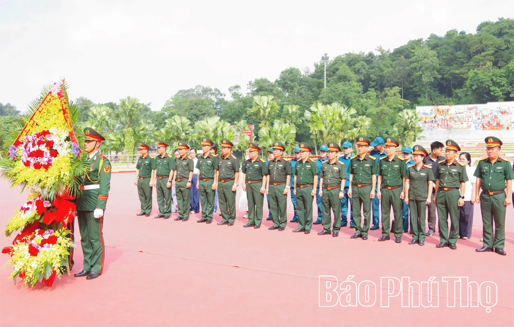 Đoàn đại biểu Ban Tổ chức Gameshow “Sắc màu sao vuông” dâng hương tại Đền Hùng và Tượng đài “Bác Hồ với ngày hội non sông”
