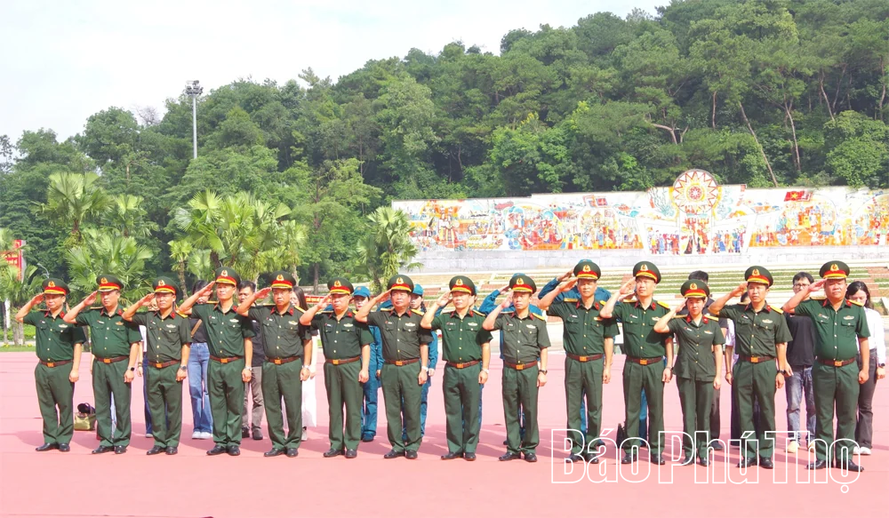 Đoàn đại biểu Ban Tổ chức Gameshow “Sắc màu sao vuông” dâng hương tại Đền Hùng và Tượng đài “Bác Hồ với ngày hội non sông”
