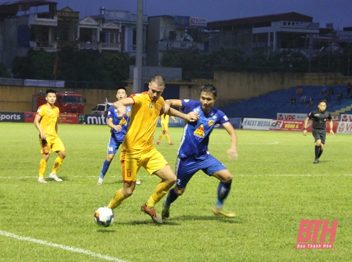 Người lên ngựa, kẻ chia bào…