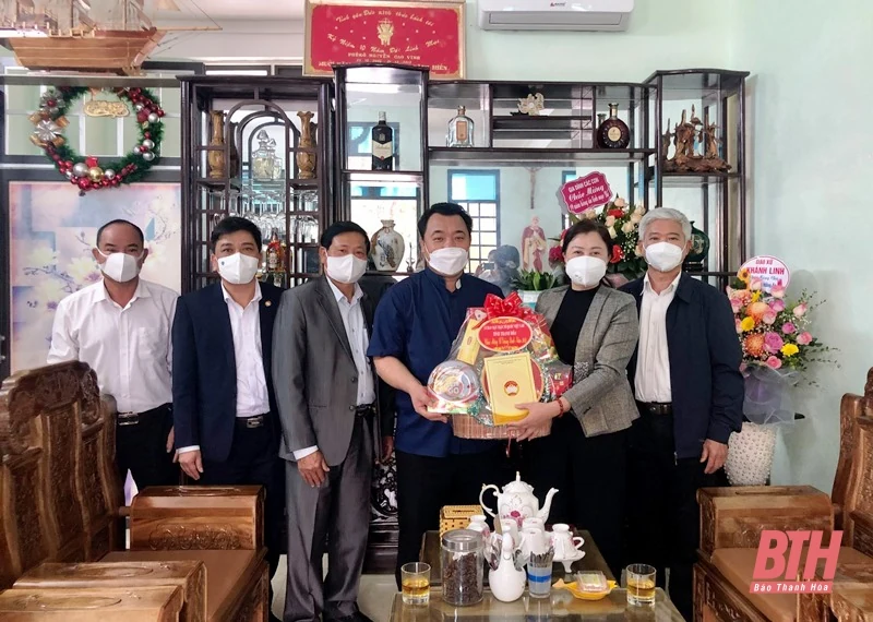 Tặng quà các giáo xứ và trao tiền hỗ trợ xây nhà đại đoàn kết