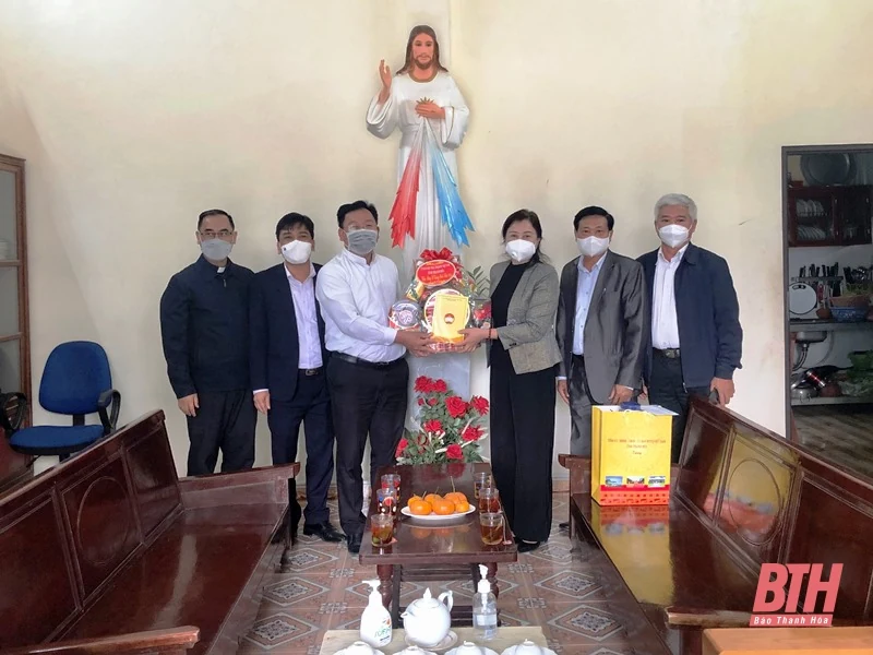 Tặng quà các giáo xứ và trao tiền hỗ trợ xây nhà đại đoàn kết