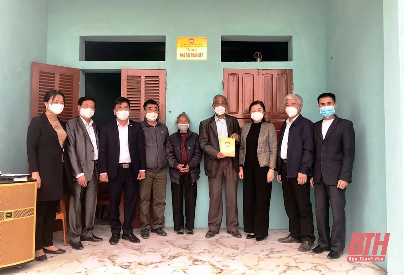 Tặng quà các giáo xứ và trao tiền hỗ trợ xây nhà đại đoàn kết