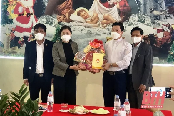 Tặng quà các giáo xứ và trao tiền hỗ trợ xây nhà đại đoàn kết