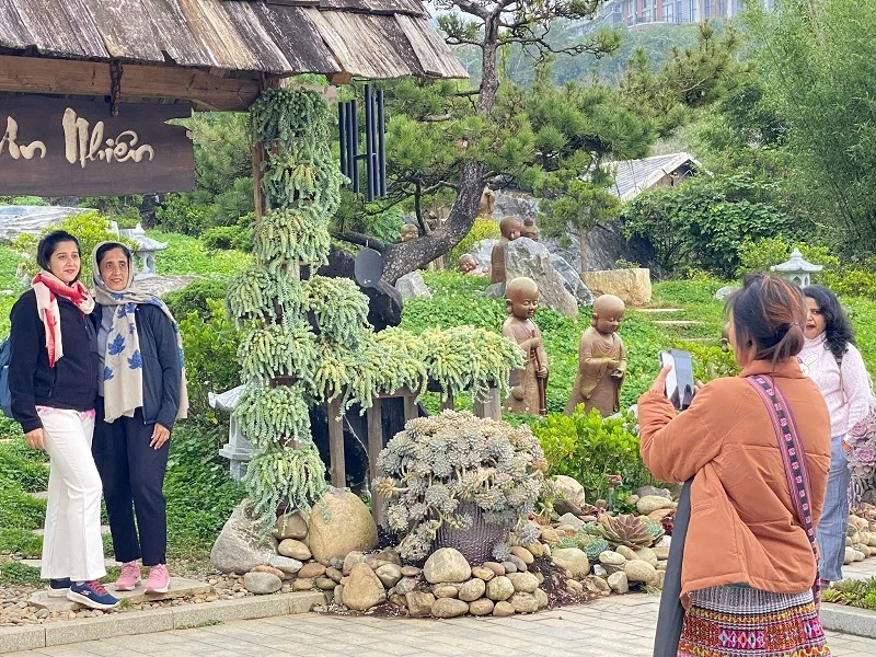 Fansipan rực rỡ sắc màu lễ hội hoa sen đá, giá vé cáp treo chỉ còn 550.000 đồng