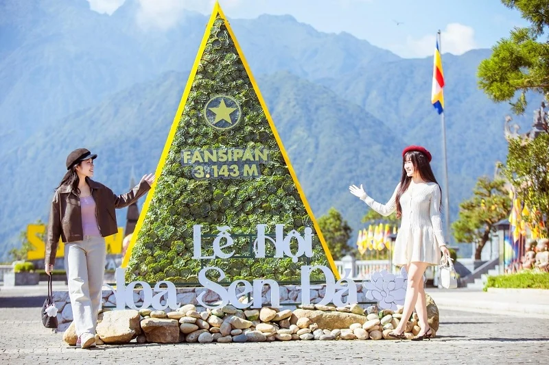 Fansipan rực rỡ sắc màu lễ hội hoa sen đá, giá vé cáp treo chỉ còn 550.000 đồng