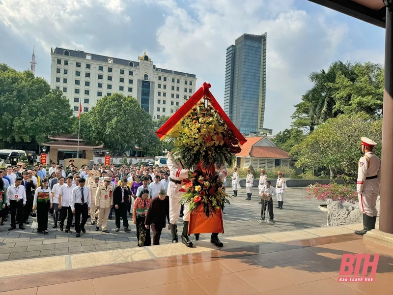 Đoàn Đại biểu dự Đại hội đại biểu các dân tộc thiểu số tỉnh Thanh Hóa lần thứ IV dâng hương, báo công với Chủ tịch Hồ Chí Minh