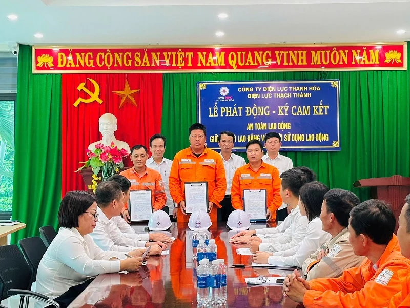 Điện lực Thạch Thành phát động ký cam kết an toàn lao động