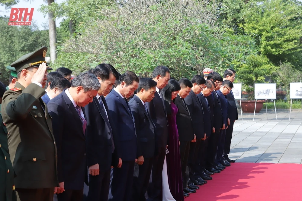 Đoàn đại biểu tỉnh Thanh Hóa dâng hương Chủ tịch Hồ Chí Minh, Mẹ Việt Nam Anh hùng và các anh hùng liệt sĩ nhân kỷ niệm 80 năm Ngày thành lập Quân đội Nhân dân Việt Nam