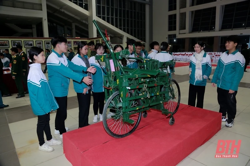 Khai mạc Triển lãm “Tự hào 80 năm truyền thống vẻ vang Quân đội Nhân dân Việt Nam anh hùng”