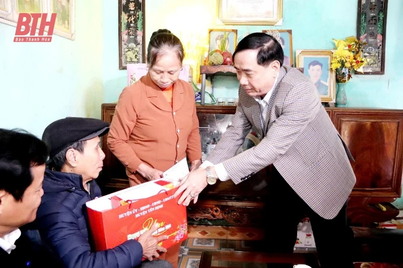 Phó Chủ tịch HĐND tỉnh Nguyễn Quang Hải kiểm tra tình hình sản xuất và tặng quà gia đình chính sách huyện Yên Định