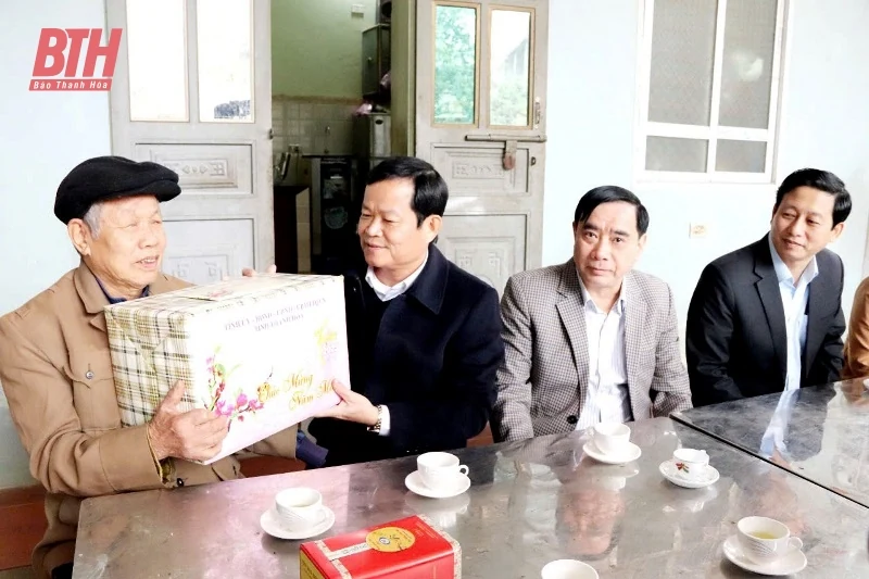 Phó Chủ tịch HĐND tỉnh Nguyễn Quang Hải kiểm tra tình hình sản xuất và tặng quà gia đình chính sách huyện Yên Định