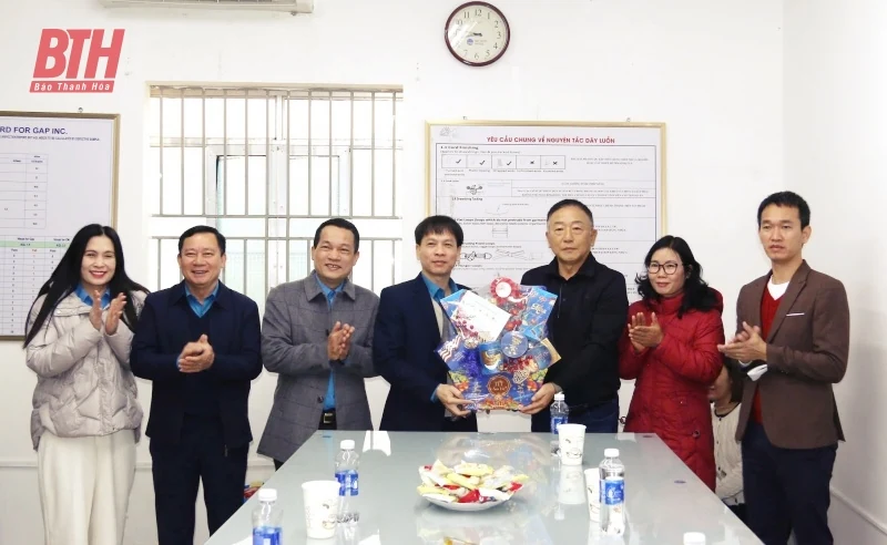 LĐLĐ tỉnh thăm, chúc tết doanh nghiệp và tặng quà cho đoàn viên, người lao động khó khăn