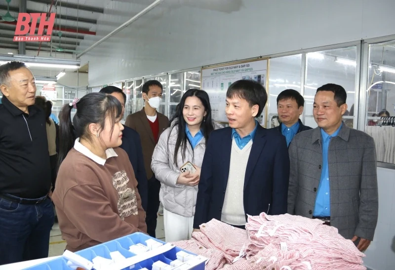 LĐLĐ tỉnh thăm, chúc tết doanh nghiệp và tặng quà cho đoàn viên, người lao động khó khăn