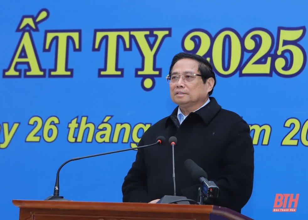 Thủ tướng Chính phủ Phạm Minh Chính tặng quà các gia đình chính sách, hộ nghèo, công nhân, người lao động có hoàn cảnh khó khăn nhân dịp Tết Nguyên đán Ất Tỵ 2025
