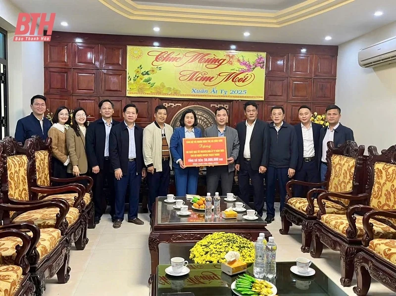 Tặng quà tết cho hộ nghèo trên địa bàn huyện Thạch Thành