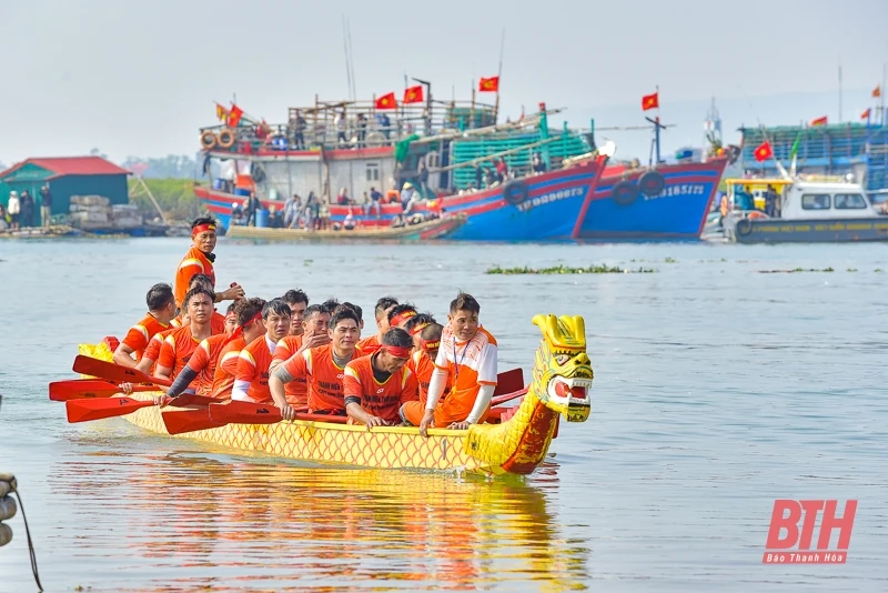 Sông Yên rộn ràng lễ hội đua thuyền mừng xuân