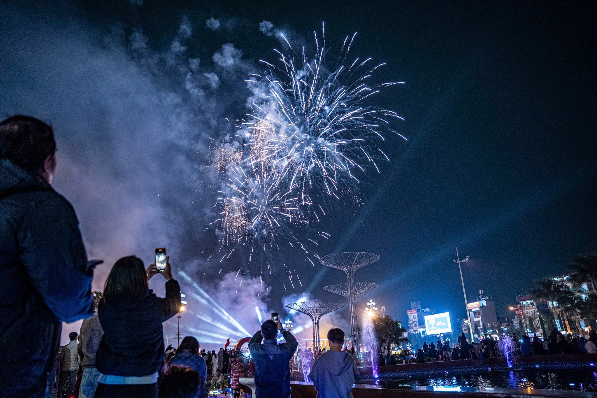 Pháo hoa rực rỡ thắp sáng bầu trời Thanh Hóa