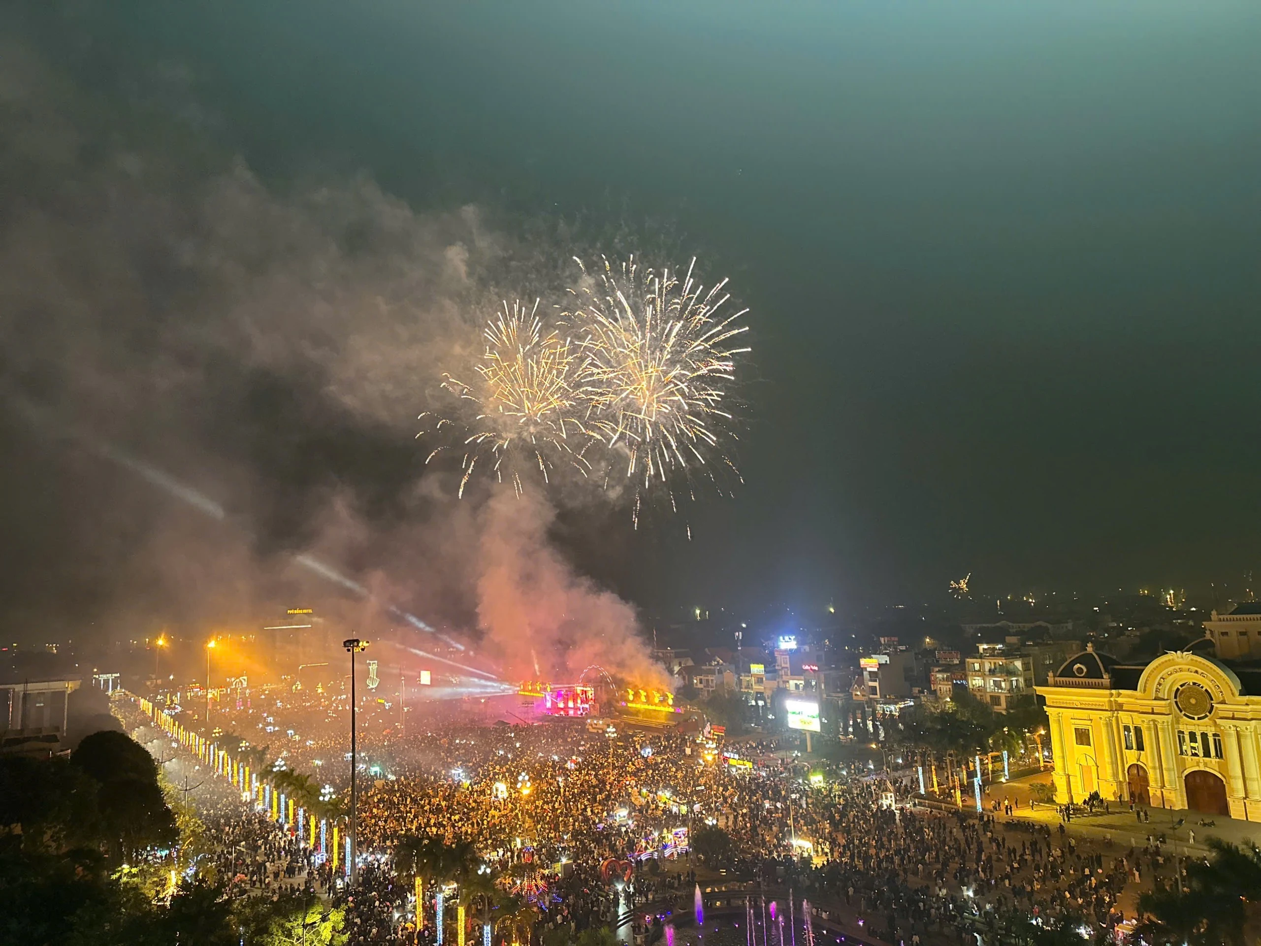 Pháo hoa rực rỡ thắp sáng bầu trời Thanh Hóa