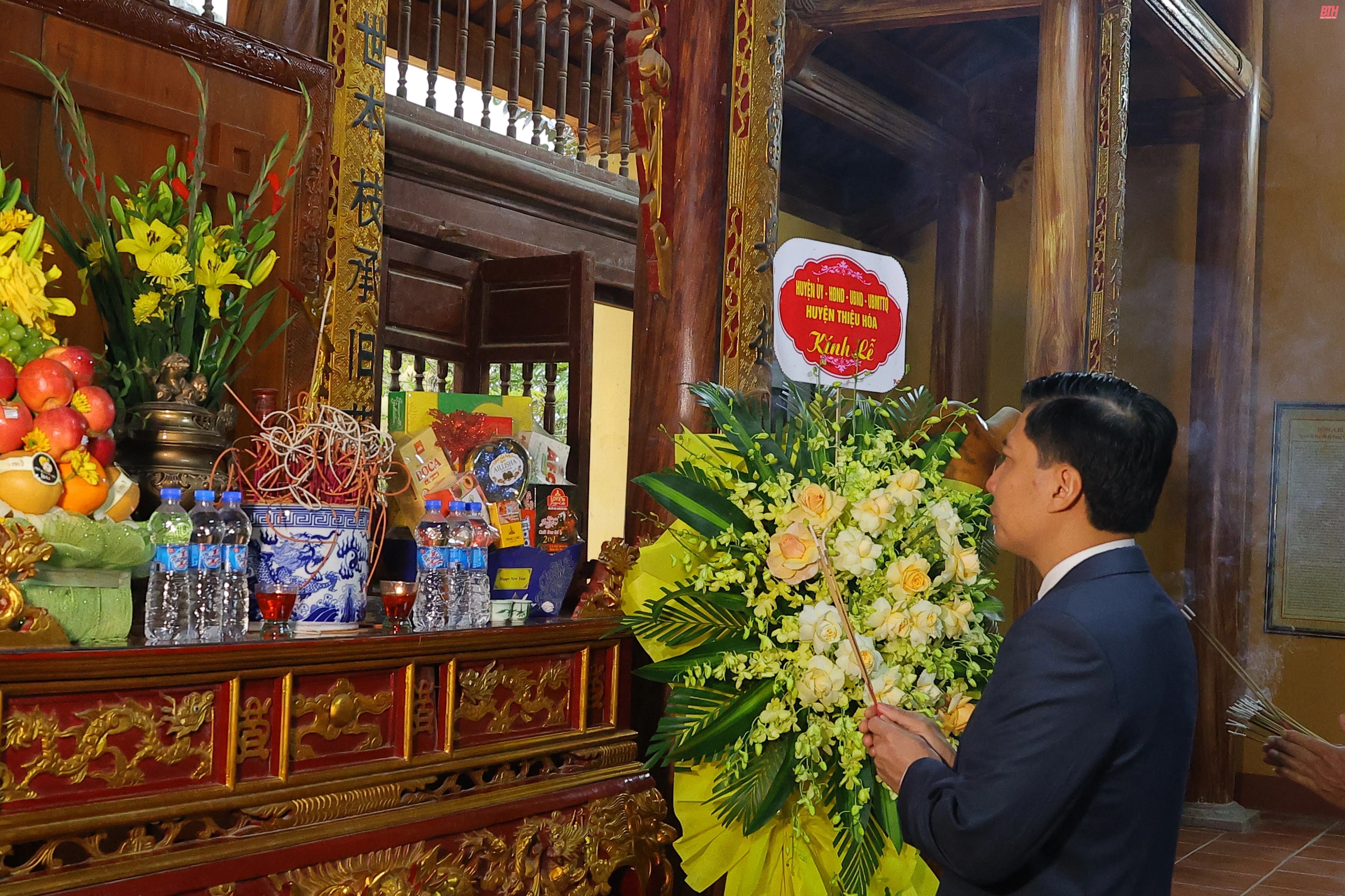 Huyện Thiệu Hóa dâng hương tại Khu di tích lịch sử cách mạng Nhà thờ họ Vương và Trụ sở làm việc của Cơ quan Tỉnh ủy Thanh Hóa (giai đoạn 1967-1973)