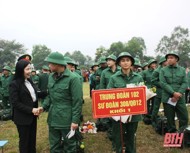 Xúc động lễ giao nhận quân tại các địa phương