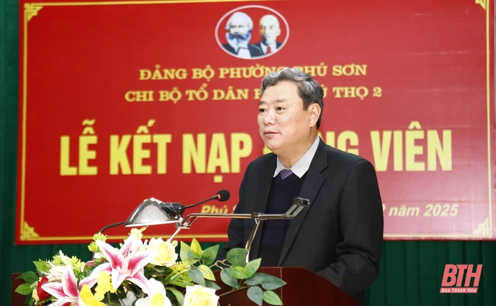 Phó Bí thư Thường trực Tỉnh ủy Lại Thế Nguyên dự lễ kết nạp đảng viên tại Chi bộ Tổ dân phố Phú Thọ 2