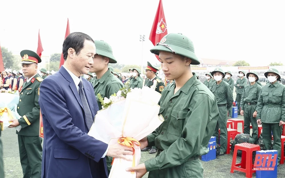 Chủ tịch UBND tỉnh Đỗ Minh Tuấn dự lễ giao nhận quân tại huyện Quảng Xương