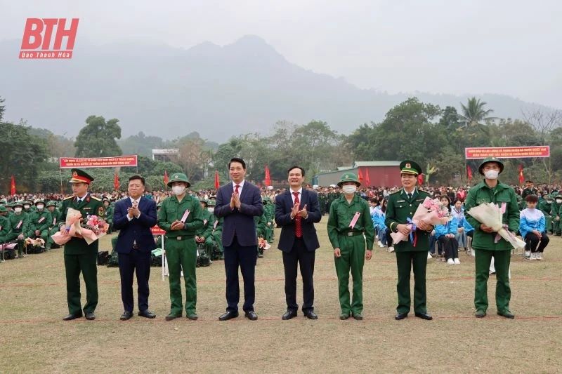 Xúc động lễ giao nhận quân tại các địa phương