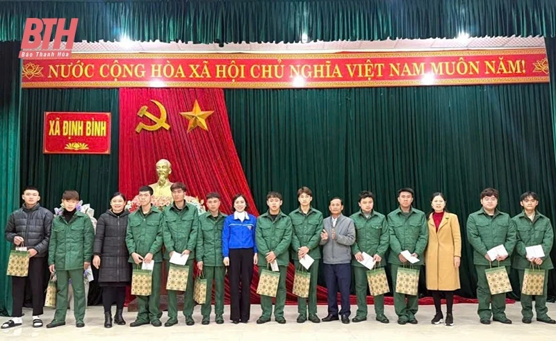 Các cấp Hội LHPN tỉnh thăm, tặng 3.500 suất quà cho thanh niên lên đường nhập ngũ năm 2025