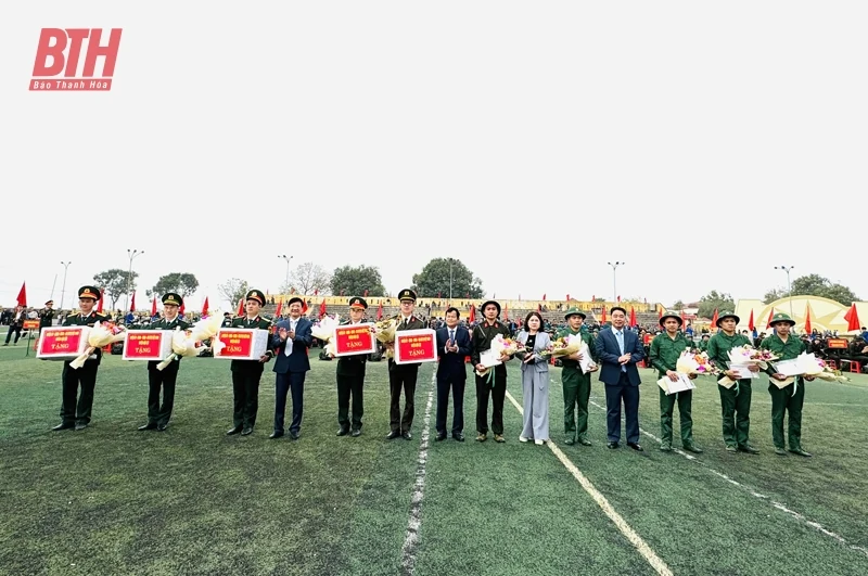 Xúc động lễ giao nhận quân tại các địa phương