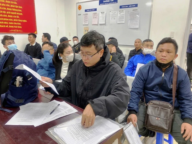 Nhiều người dân Hà Nội xếp hàng dài chờ đổi bằng lái xe