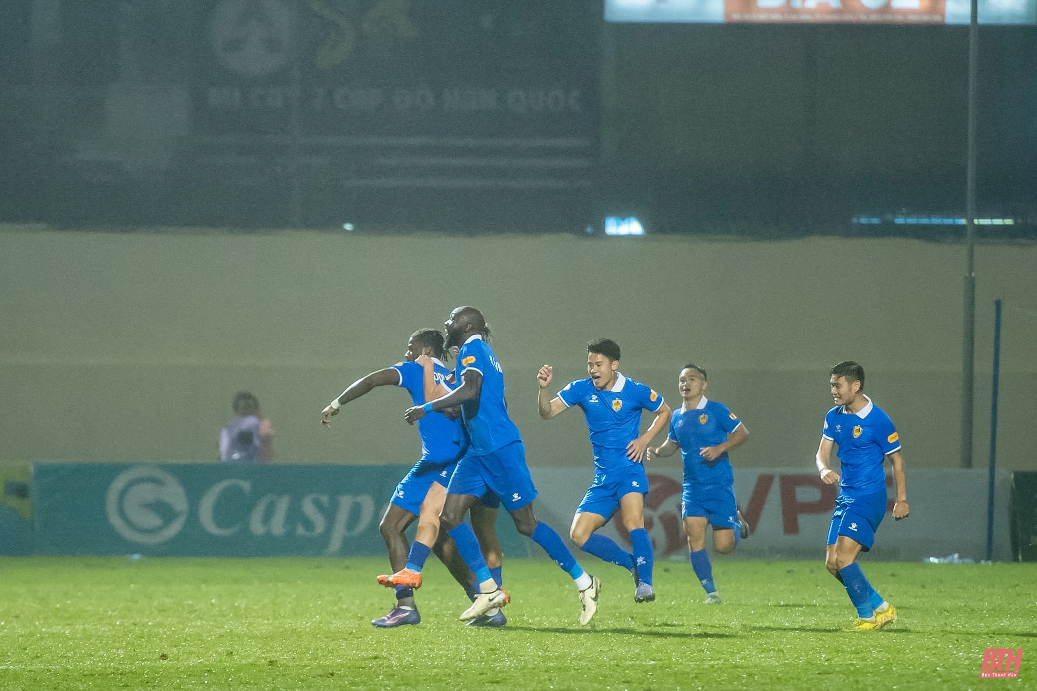 Trên sân nhà, Đông Á Thanh Hóa may mắn chia điểm trước Quảng Nam