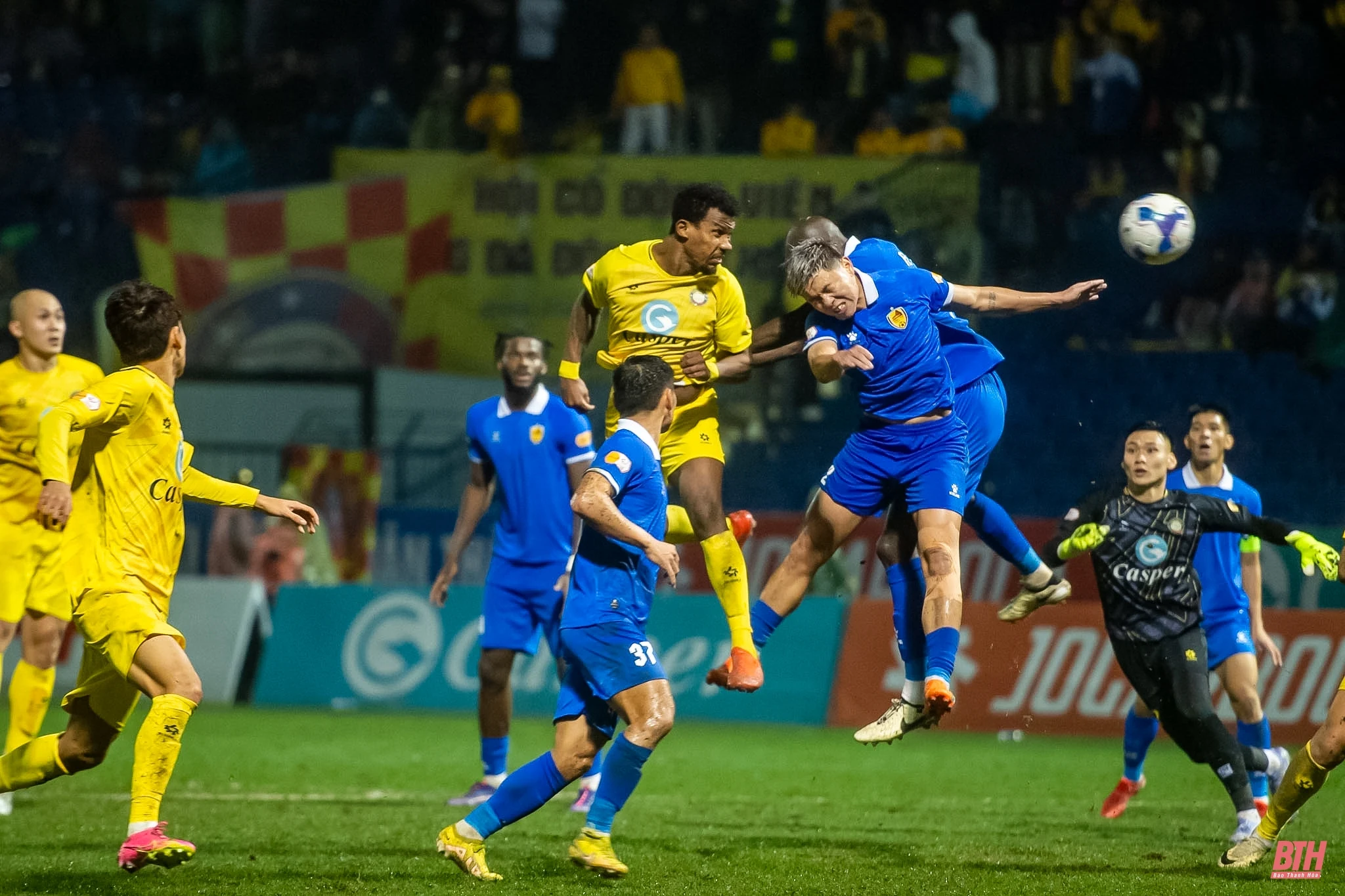 Trên sân nhà, Đông Á Thanh Hóa may mắn chia điểm trước Quảng Nam