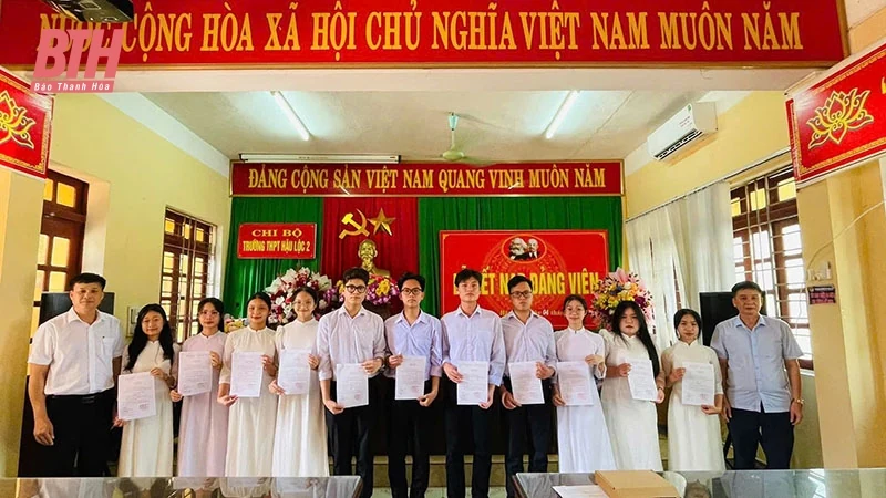 Nâng cao vai trò của tổ chức đảng trong trường học