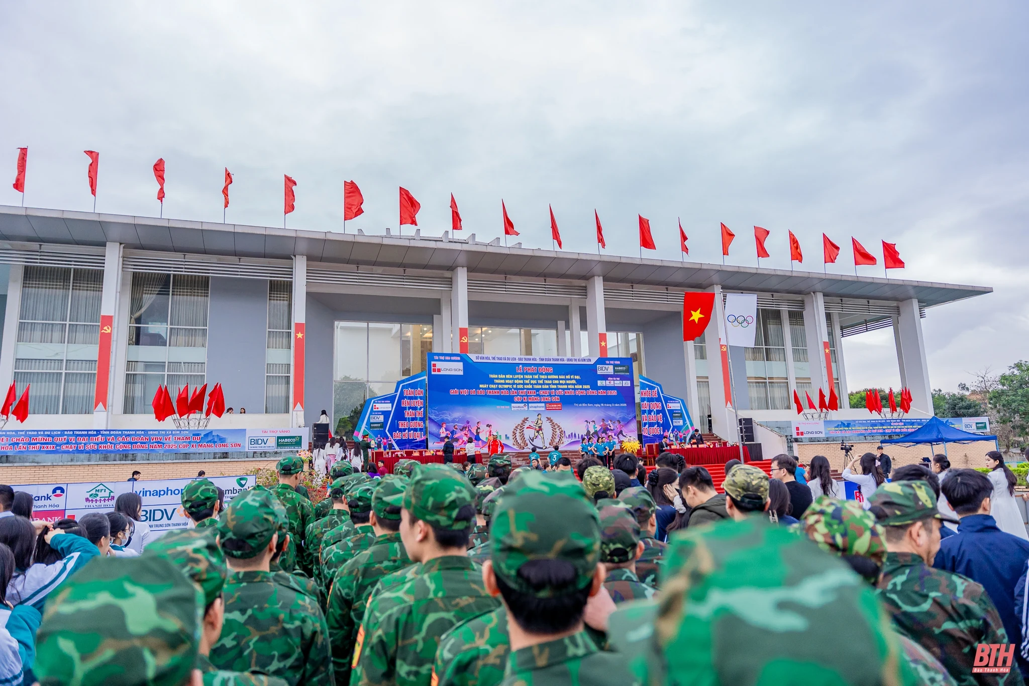 Lan tỏa tinh thần “Chạy vì sức khỏe cộng đồng” trên đường chạy việt dã Báo Thanh Hoá 