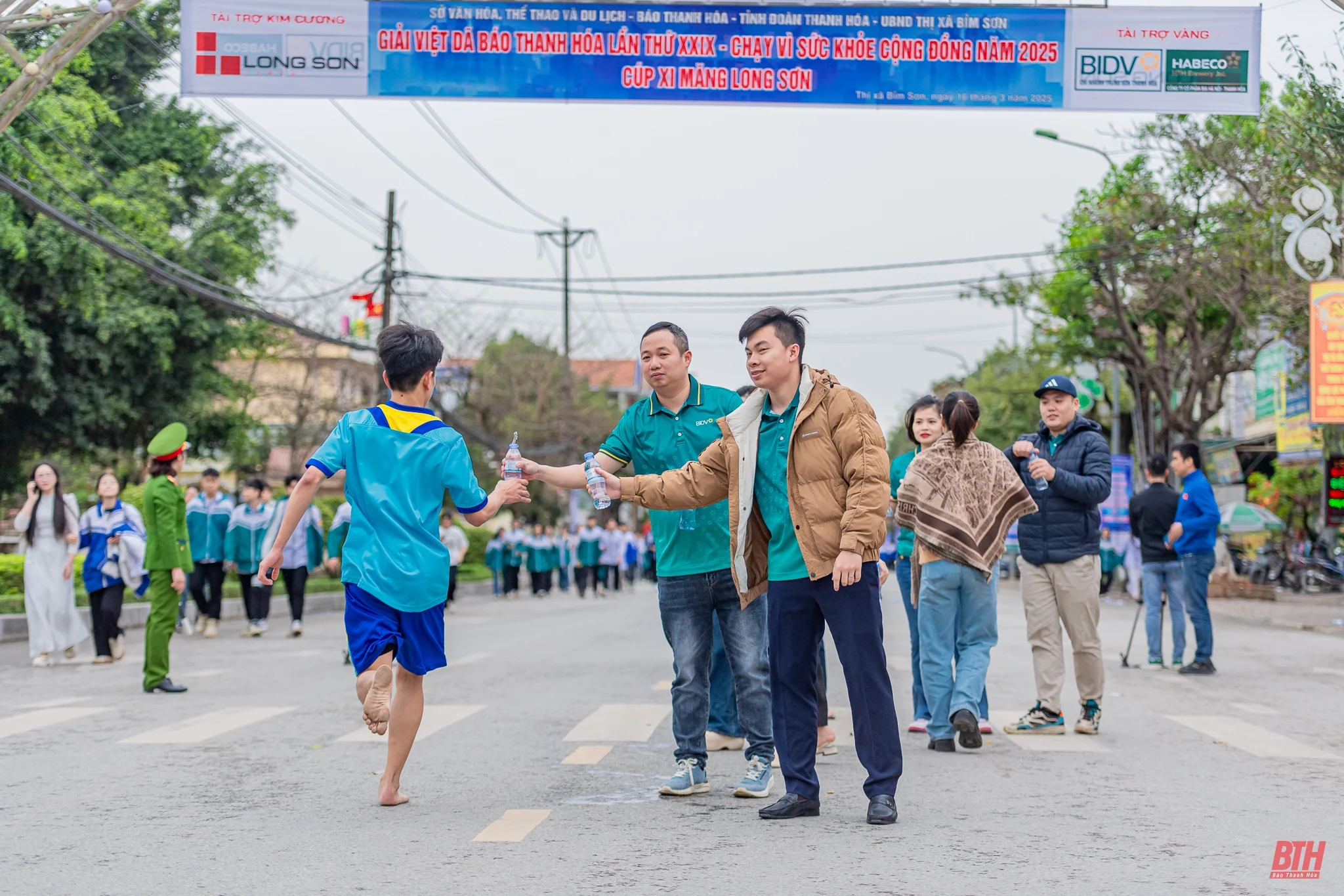 Lan tỏa tinh thần “Chạy vì sức khỏe cộng đồng” trên đường chạy việt dã Báo Thanh Hoá 